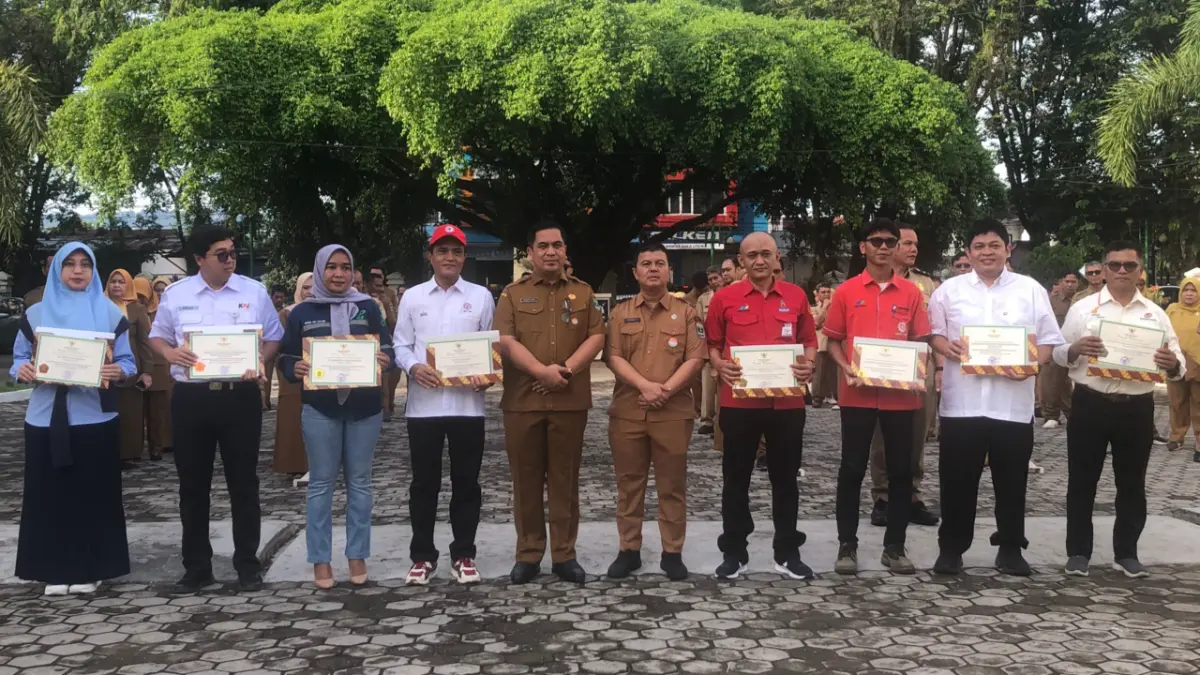 Para penerima penghargaan Program Pencegahan dan Penanggulangan HIV/AIDS 2025, Senin (11/5/2026). PT Semen Padang meraih Gold Kemenaker setelah mengedukasi lebih dari 75 persen pekerja melalui program pencegahan HIV/AIDS di tempat kerja.
