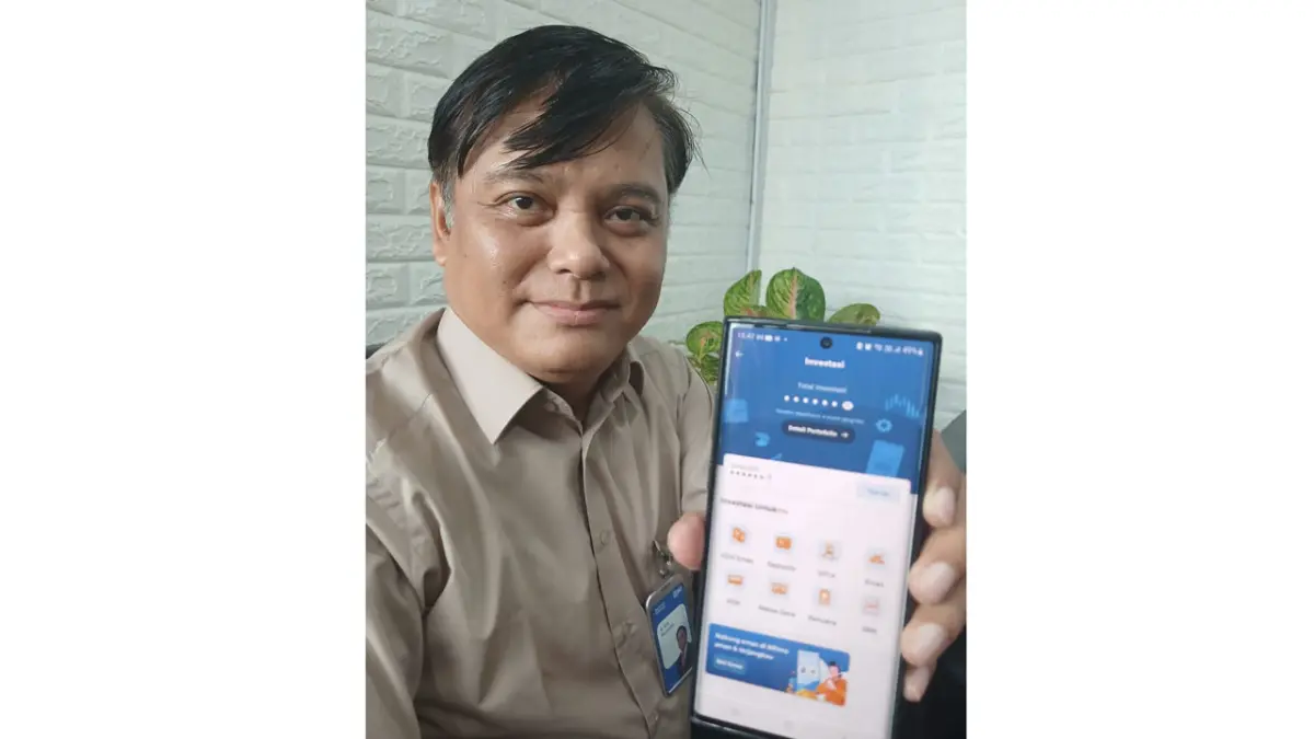 Pemimpin Cabang BRI Pariaman, R Erik Mulyadin, menunjukkan layanan fitur tabungan emas pada aplikasi BRImo. Senin (11/5). (ZIKRINIATI/PADEK)