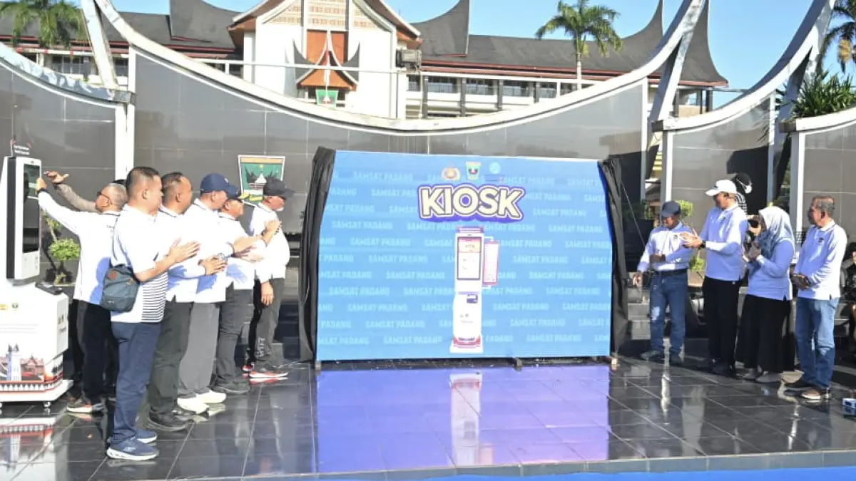 Pemprov Sumatera Barat resmi meluncurkan layanan Soft Opening Pelayanan SAMSAT Kiosk Cepat, Mudah, Modern & Gebyar Apresiasi Emas 2026 di halaman Kantor Gubernur Sumatera Barat, Minggu (10/5/2026).