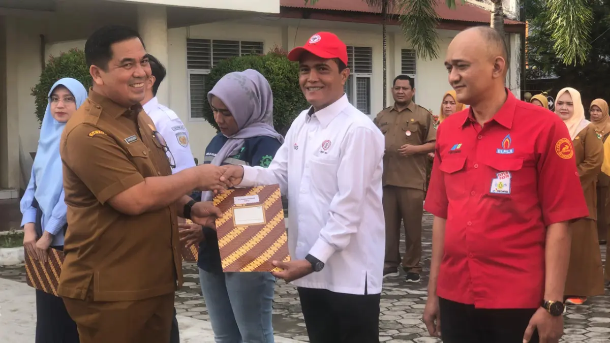 Penghargaan diserahkan oleh Asisten I Setdaprov Sumbar, Ahmad Zakri, kepada Manajemen PT Semen Padang diwakili Kepala Unit Komunikasi dan Kesekretariatan PT Semen Padang, Idris, Senin (11/5/2026).