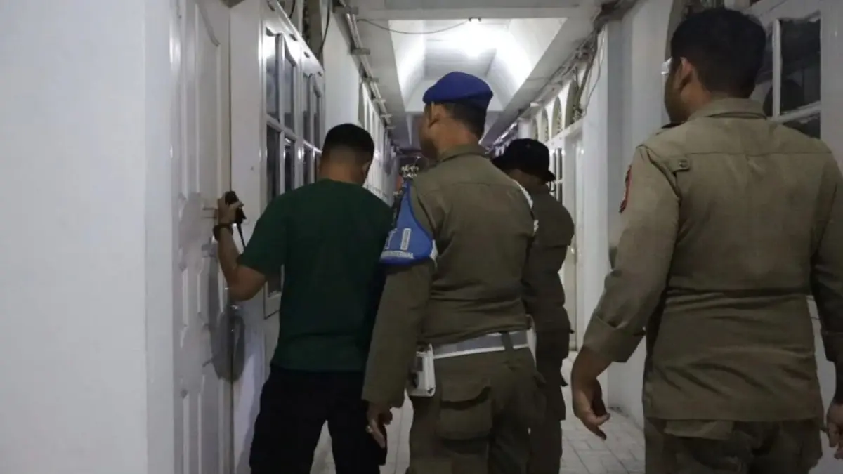 Personel Satpol PP Padang melakukan pengawasan penginapan guna penegakkan Trantibum, Senin dini hari (11/5/2026). Empat pasangan tidak sah terjaring menginap satu kamar dalam upaya menjaga ketertiban umum. (Humas Satpol PP Padang)
