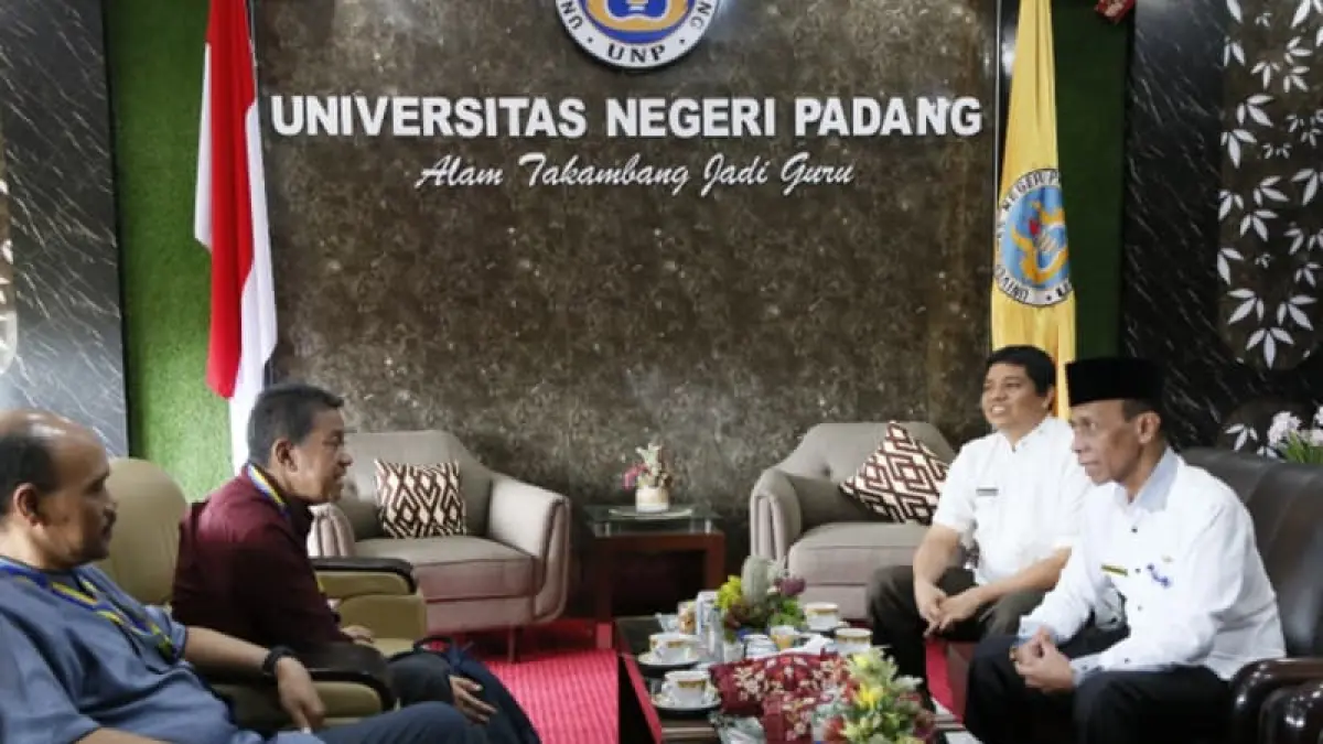 Pertemuan pihak Pemkab Padangpariaman dan Sekretaris UNP membahas rencana kerja sama program beasiswa bagi mahasiswa asal Padangpariaman.(Foto: KKPS)
