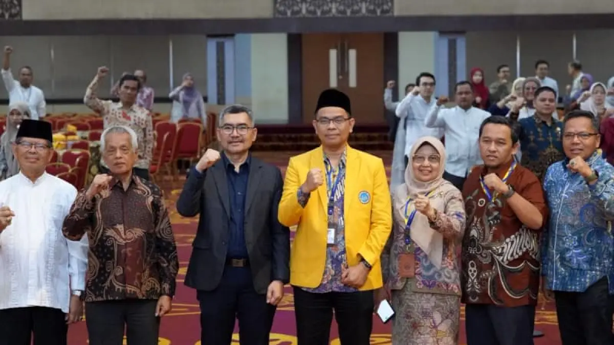 Rektor UNP bersama Sekretaris Ditjen Pendidikan Tinggi Kemdiktisaintek (tengah) saat pembukaan Rapat Kerja PTNBH Tahun Anggaran 2027 di Auditorium UNP. (Foto: KKPS UNP)