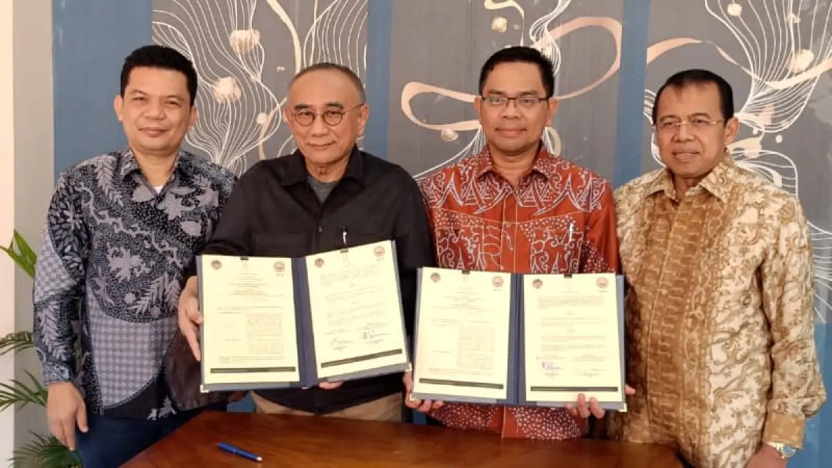 Rektor UNP dan Chairman IIEC-RI memperlihatkan Nota Kesepahaman kerja sama pendidikan dan pengembangan SDM di UNP Hotel & Convention.(Foto: KKPS)