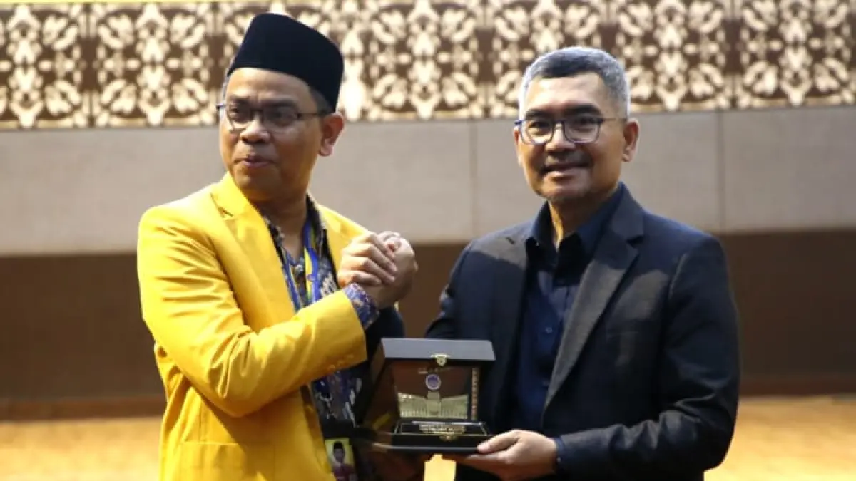 Rektor UNP dan Sekretaris Ditjen Pendidikan Tinggi Kemdiktisaintek (kanan) saat pembukaan Rapat Kerja PTNBH UNP Tahun Anggaran 2027 di Auditorium UNP-2026.(Foto: KKPS UNP)