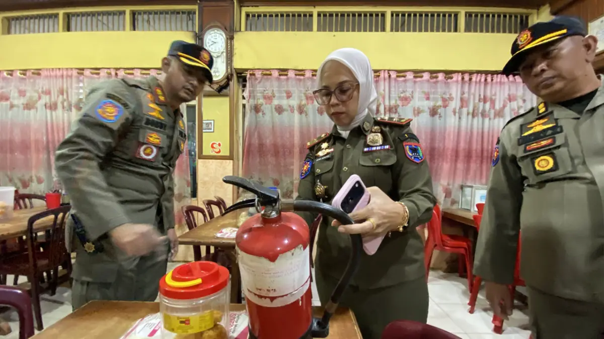 Satpol PP dan Damkar Kota Payakumbuh sidak APAR ke sejumlah tempat usaha dan toko di Kota Payakumbuh, Senin (11/5). (DOK SATPOL PP PAYAKUMBUH)