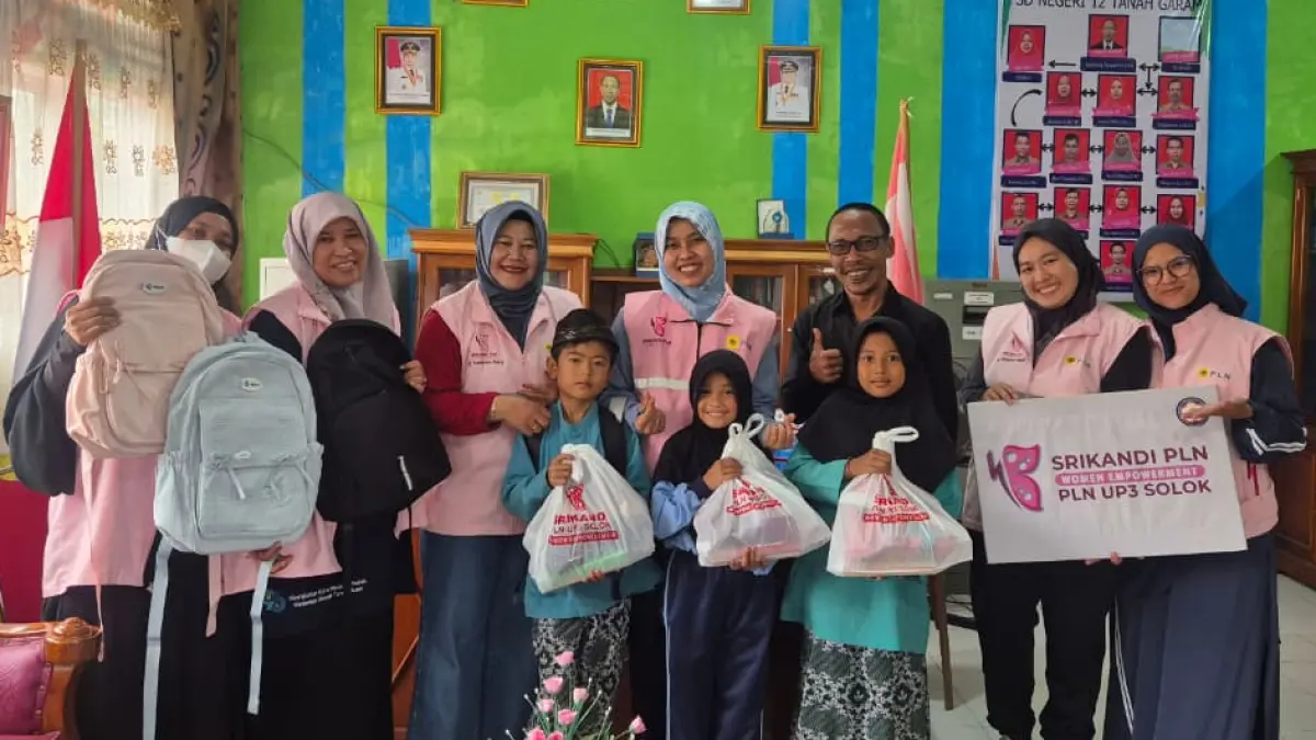 Srikandi PLN UP3 Solok membantu 12 pelajar kurang mampu di SDN 12 Tanah Garam pada peringatan Hari Pendidikan Nasional 2026.