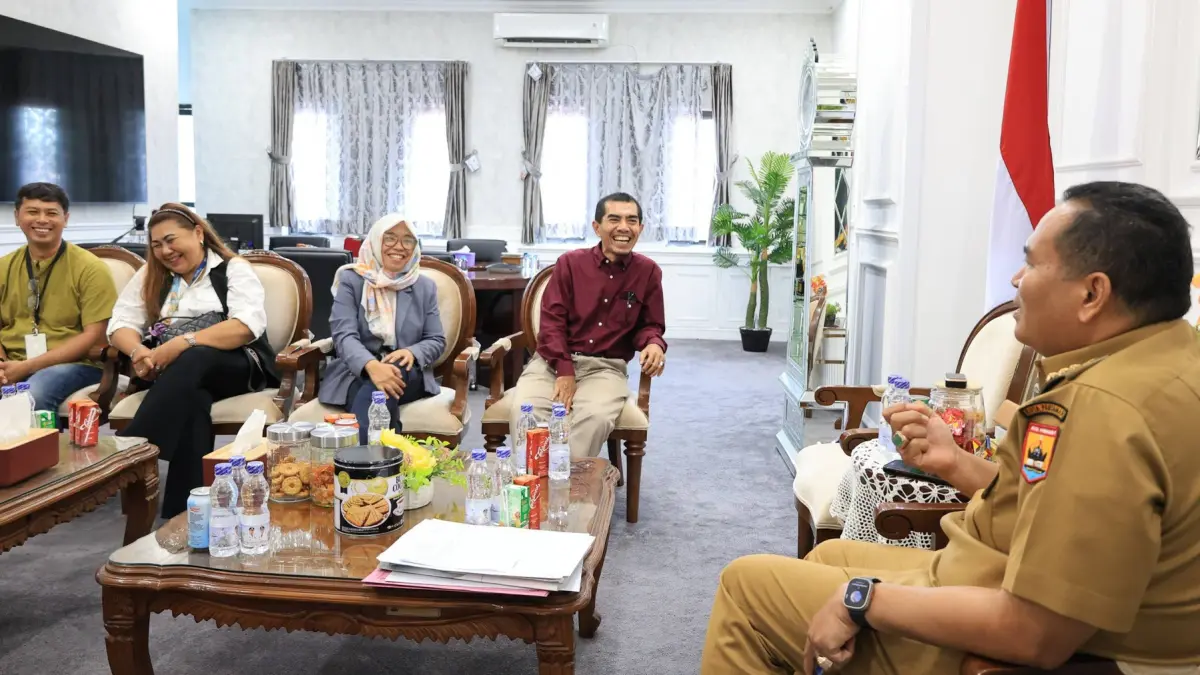 Tim Publikasi dan Public Relation Akpar Bunda Padang, Lili Monalisa, saat audiensi dengan Wali Kota Pariaman, Yota Balad, di Ruang Kerja Wali Kota Pariaman, Senin (11/5/2026).