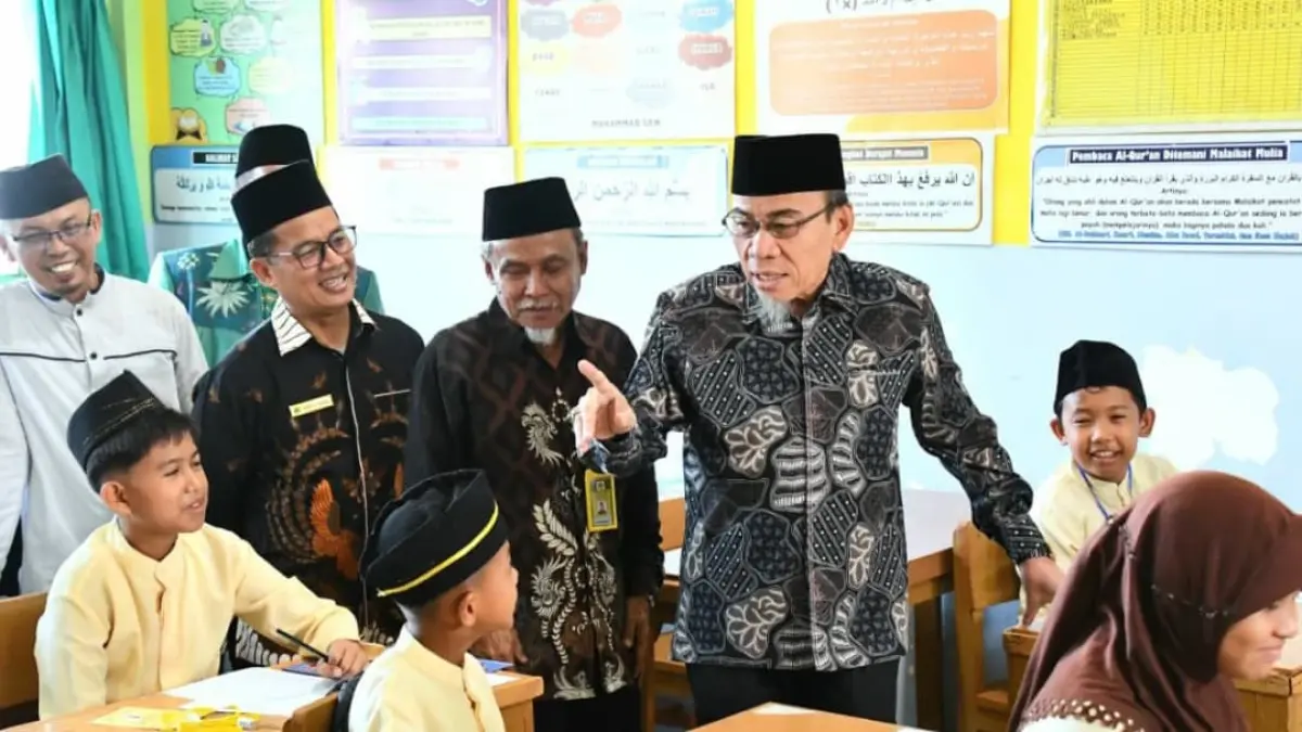 Wakil Wali Kota Padang Maigus Nasir meninjau pelaksanaan Ujian Akhir Madrasah 2026 di MDT Masjid Baiturrahman, Minggu (10/5/2026).(Foto: Prokopim)