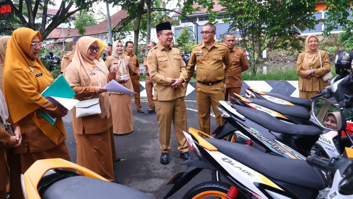 Wali Kota Payakumbuh, Zulmaeta memeriksa kendaraan dinas di halaman Balai Kota Payakumbuh, Senin (11/5). (DOK PEMKO PAYAKUMBUH)