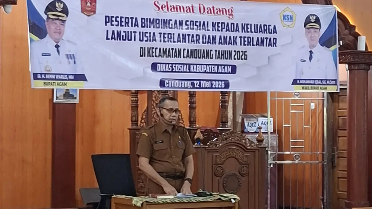BIMBINGAN SOSIAL: Kepala Dinas Sosial Agam, Villa Erdi memberikan arahan saat kegiatan bimbingan sosial kepada keluarga lanjut usia terlantar dan anak terlantar di Masjid At Taqwa, Mantuang, Nagari Bukik Batabuah, Kecamatan Canduang, Selasa (12/5).(PUTRA/PADEK)