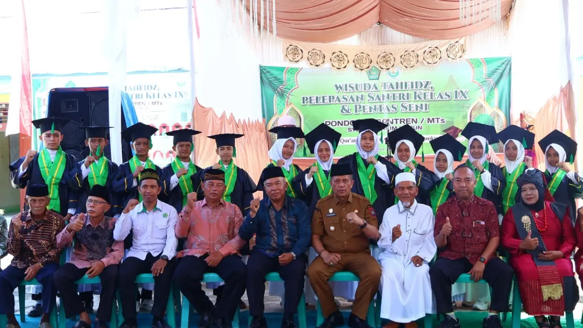 13 santri tahfiz di Payakumbuh diwisuda, beberapa hafal hingga 5 juz Al-Qur’an. Pemko dukung pendidikan agama dan karakter generasi muda.