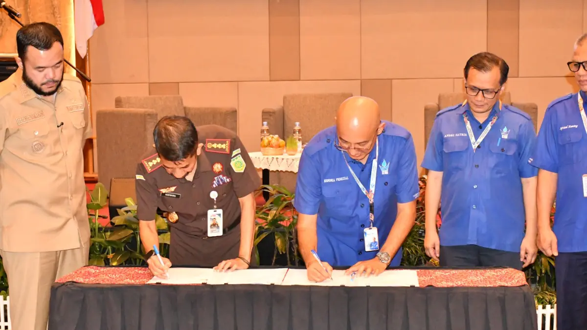 Dirut Perumda Air Minum Kota Padang, Hendra Pebrizal dan Kajari Padang Koswara menandatangani &nbsp;MoU pendampingan hukum bidang Perdata dan Tata Usaha Negara (TUN) di The ZHM Premiere, Selasa (12/5). Hadir Wali Kota Padang, Fadly Amran dan para direksi. (Humas Perumda AM Padang)