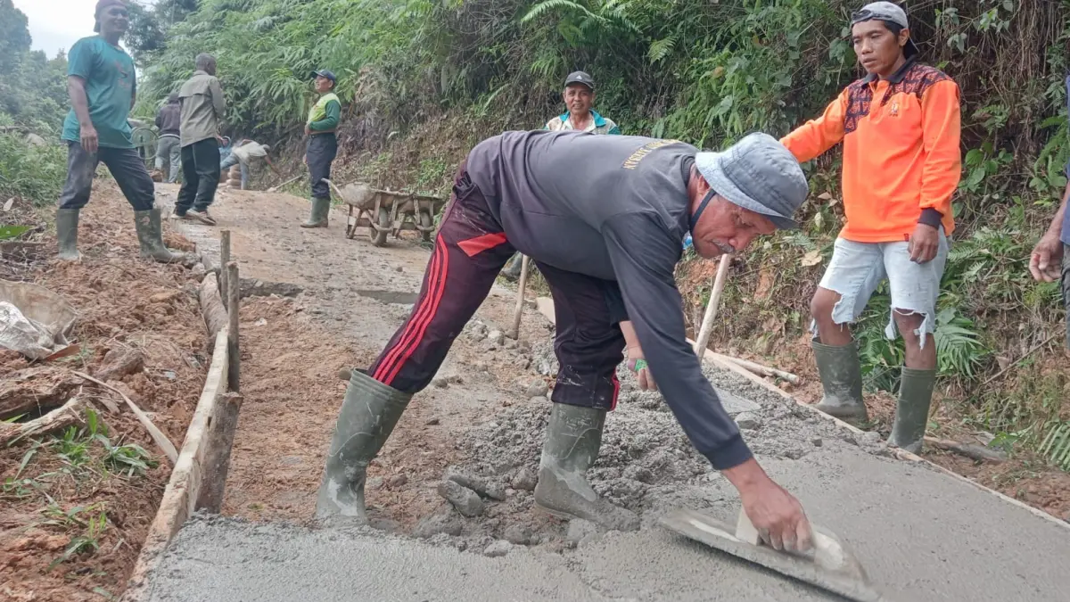 PT Semen Padang salurkan 3.000 zak semen untuk betonisasi Jalan Puncak Labuang memangkas akses peladang dari 6 jam jadi 15 menit. Kegiatan gotong royong pengecoran Jalan Puncak Labuang di Kelurahan Limau Manis, Kecamatan Pauh, Kota Padang, Minggu (10/5/2026).