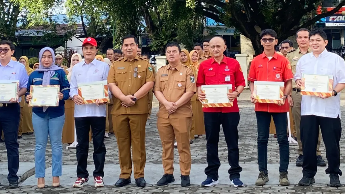 PENGHARGAAN: Perwakilan sembilan perusahaan di Sumatera Barat berfoto bersama usai menerima Piagam Penghargaan Program Pencegahan dan Penanggulangan HIV/AIDS di Tempat Kerja dari Menteri Ketenagakerjaan RI yang diserahkan pada apel gabungan di Kantor Disnakertrans Sumbar, Senin (11/5). (Firdaus Firman For Padek)