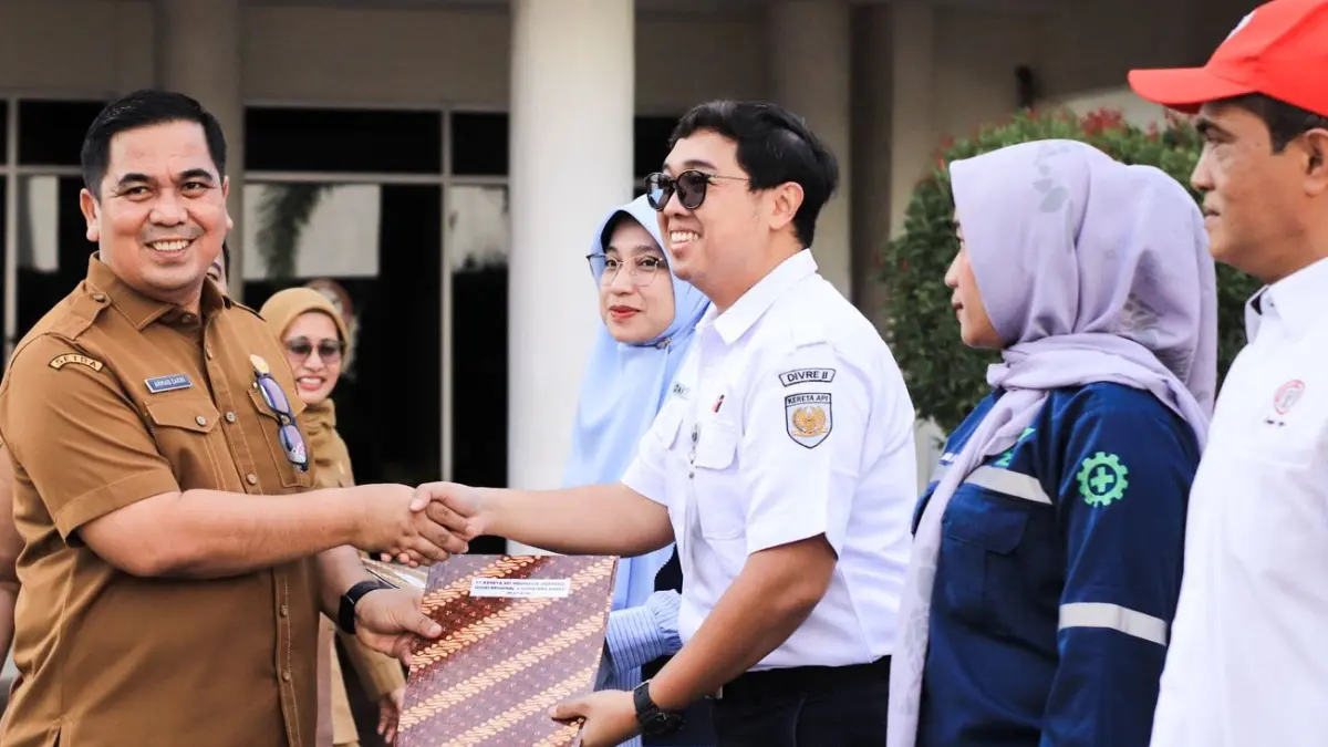 Asisten I Sekretariat Daerah Provinsi Sumatera Barat, Ahmad Zakry, saat serahkan penghargaan kepada Asisten Manager KAI Divre II Sumbar, dr. Doni Fitra Yogi, Senin (11/5/2026).