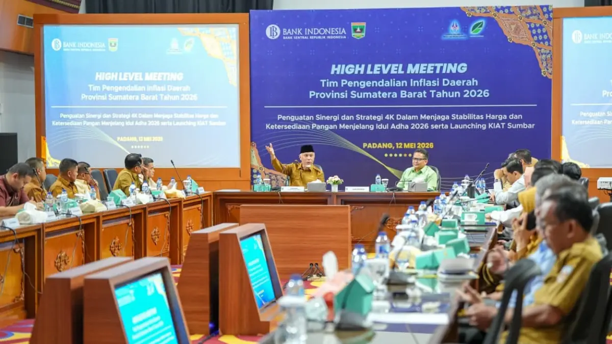 Gubernur Sumbar, Mahyeldi Ansharullah, membuka High Level Meeting (HLM) TPID Triwulan II sekaligus peluncuran aplikasi Kiat Sumbar di Kantor Bank Indonesia Sumbar, Padang, Selasa (12/5). Dalam kesempatan itu, Mahyeldi menyebut pertumbuhan ekonomi Sumbar triwulan I 2026 mencapai 5,02 persen. (DOK BIRO ADPIM)
