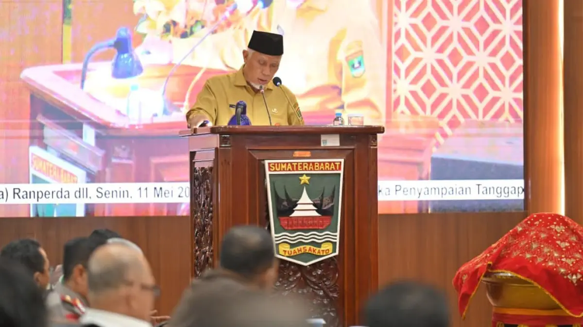 Gubernur Sumbar, Mahyeldi Ansharullah, menyampaikan pandangan terhadap dua Ranperda usulan DPRD Sumbar dalam rapat paripurna di DPRD Sumbar, Senin (11/5). (DOK BIRO ADPIM)