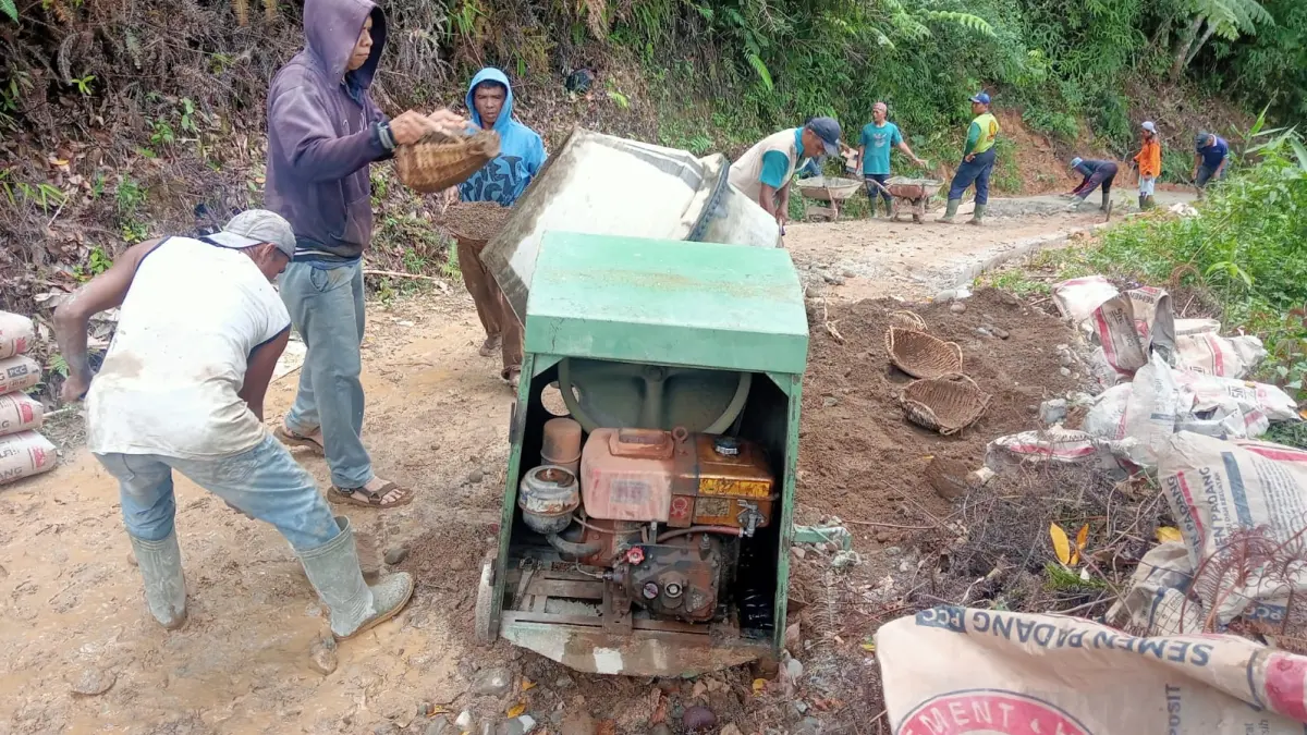 Kegiatan gotong royong pengecoran Jalan Puncak Labuang di Kelurahan Limau Manis, Kecamatan Pauh, Kota Padang, Minggu (10/5/2026).