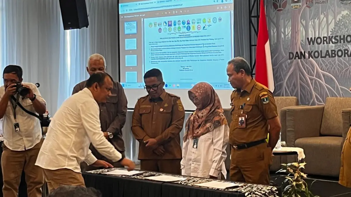 Kepala BPDAS Agam Kuantan Yanthes Donniko menandatangani komitmen penguatan perlindungan dan pengelolaan ekosistem mangrove di Padang, Senin (11/5).