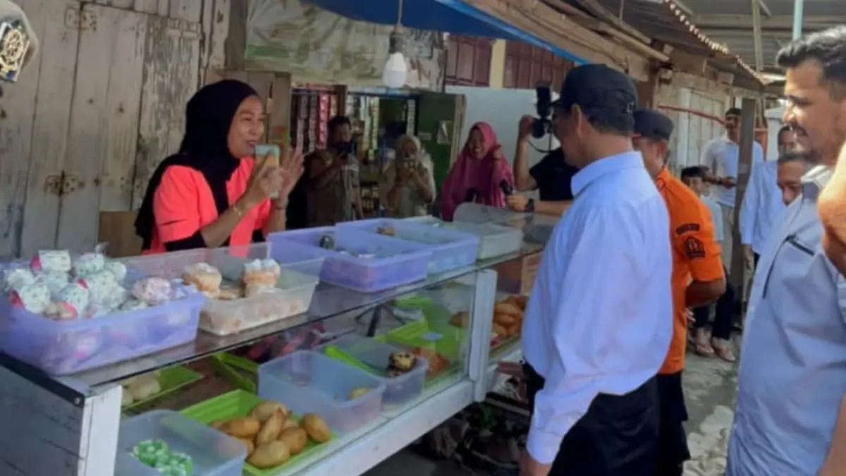 Mentan Andi Amran Sulaiman memborong dagangan pelaku UMKM saat meninjau warga terdampak banjir di Kelurahan Panyula, Bone, Senin (12/5/2026).(Foto: Humas)