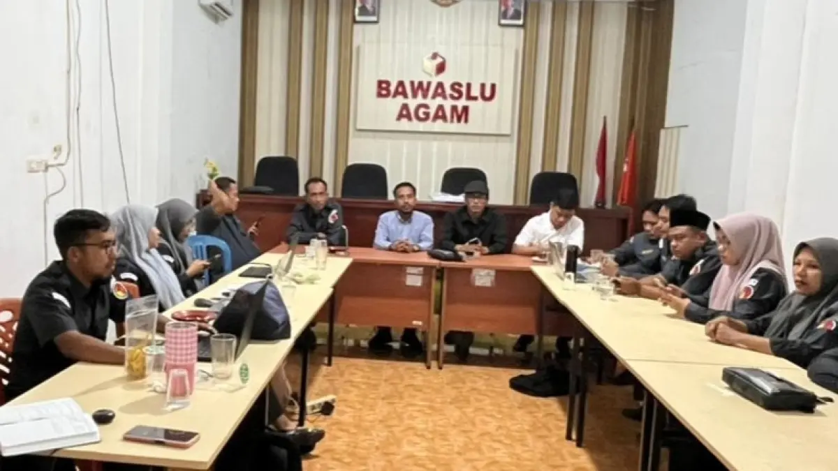 PENGAWASAN PARTISIPATIF: Bawaslu Agam bersama jajaran mengikuti kick off Pendidikan Pengawas Partisipatif (P2P) Tahun 2026 secara daring melalui Zoom Meeting di Kantor Bawaslu Agam, Lubukbasung, Selasa (12/5). (Humas Bawaslu Agam)