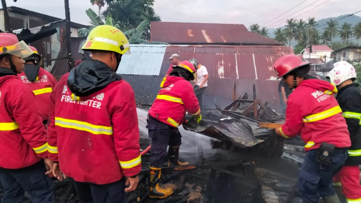 Petugas Dinas Damkar Kota Padang memadamkan kebakaran rumah di kawasan Banuaran, Kecamatan Lubukbegalung, Selasa (12/5/2026). Api menghanguskan gudang lantai dua rumah warga.