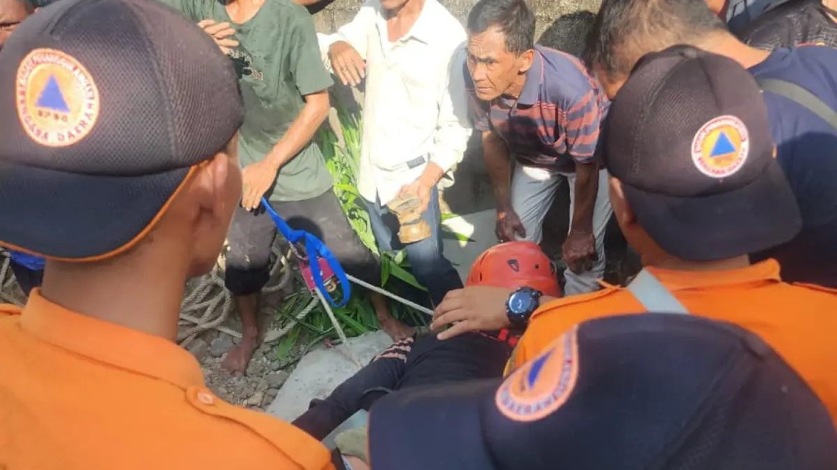 Proses evakuasi berlangsung hati-hati karena kondisi sumur yang sempit dan memiliki kedalaman lebih dari 15 meter.