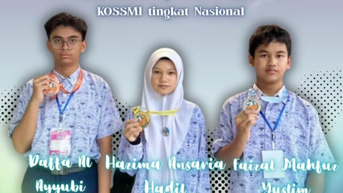 Tiga siswa SMPN 1 Padang peraih medali KOSSMI 2026 tingkat nasional.(Foto: Diskominfo)
