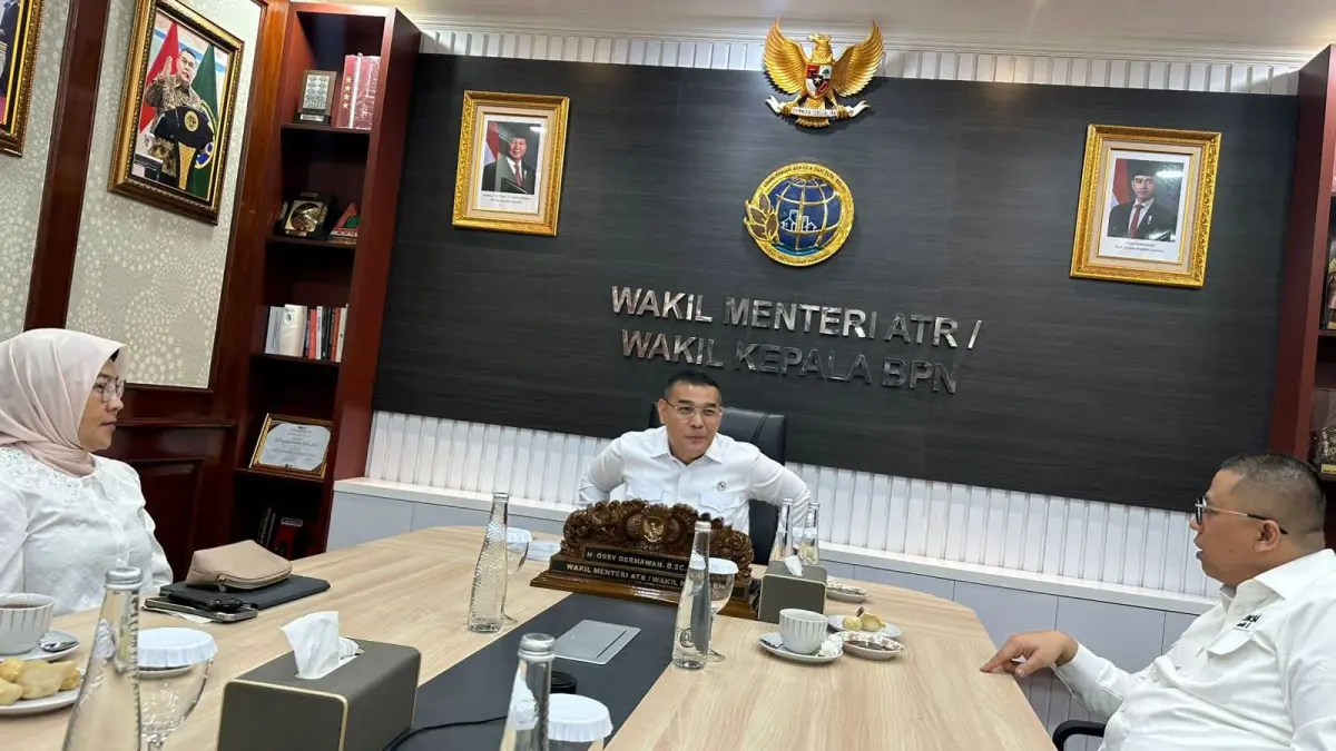 Wali Kota Padangpanjang, Hendri Arnis, bertemu Wakil Menteri ATR/BPN, Ossy Dermawan, di Jakarta, Kamis (7/5) membahas percepatan legalitas lahan untuk pembangunan Sekolah Rakyat di Padangpanjang. (DOK PEMKO PADANGPANJANG)