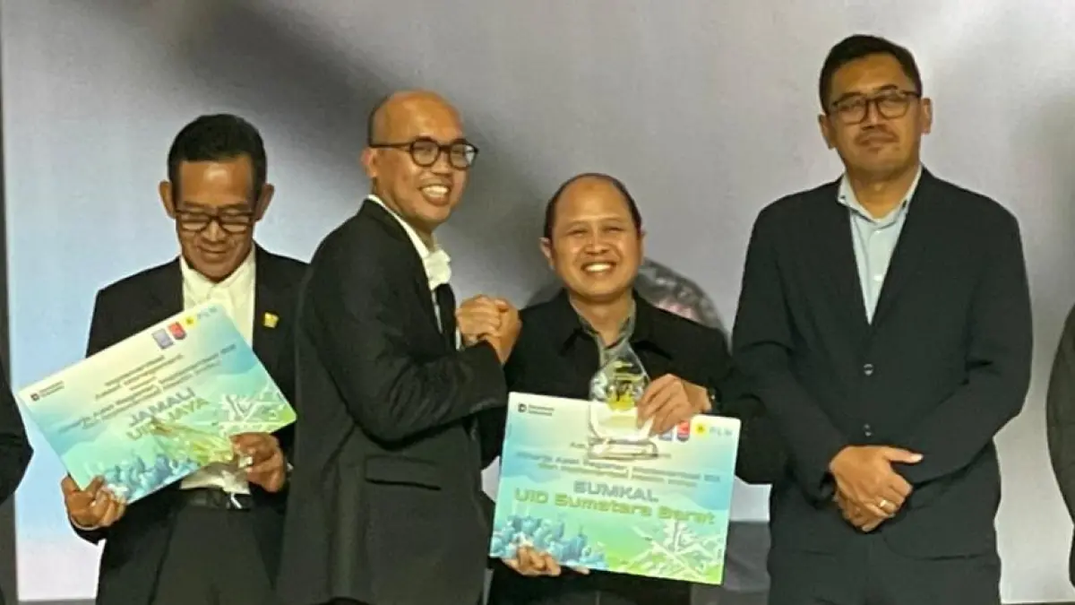 Ajrun Karim menerima penghargaan yang diraih PT PLN (Persero) UID Sumbar pada ajang Town Hall Asset Management PLN 2026 di Kantor Pusat PLN, Jakarta, Selasa (12/5/2026).