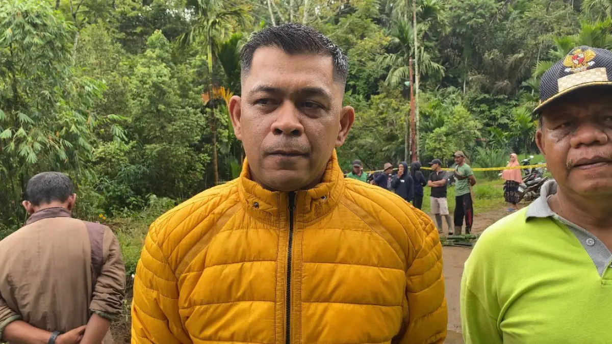 Anggota Komisi II DPRD Limapuluh Kota, M. Fajar Rillah Vesky saat meninjau lokasi longsor di Nagari Situjuah Ladang Laweh, Rabu (13/5/2026). (SY RIDWAN/PADEK)