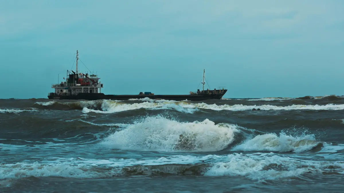 BMKG peringatkan gelombang hingga 4 meter di perairan Sumbar, berisiko bagi kapal ferry, nelayan diminta waspada dan pantau cuaca terbaru. (pexel)