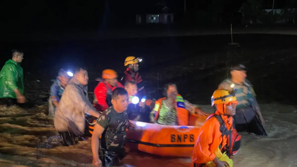 BPBD Kabupaten Tanahdatar bersama Basarnas mengevakuasi warga yang terjebak banjir di wilayah Saruaso, Kecamatan Tanjung Emas dan Kecamatan Lintau Buo, Selasa (12/5/2026) malam.