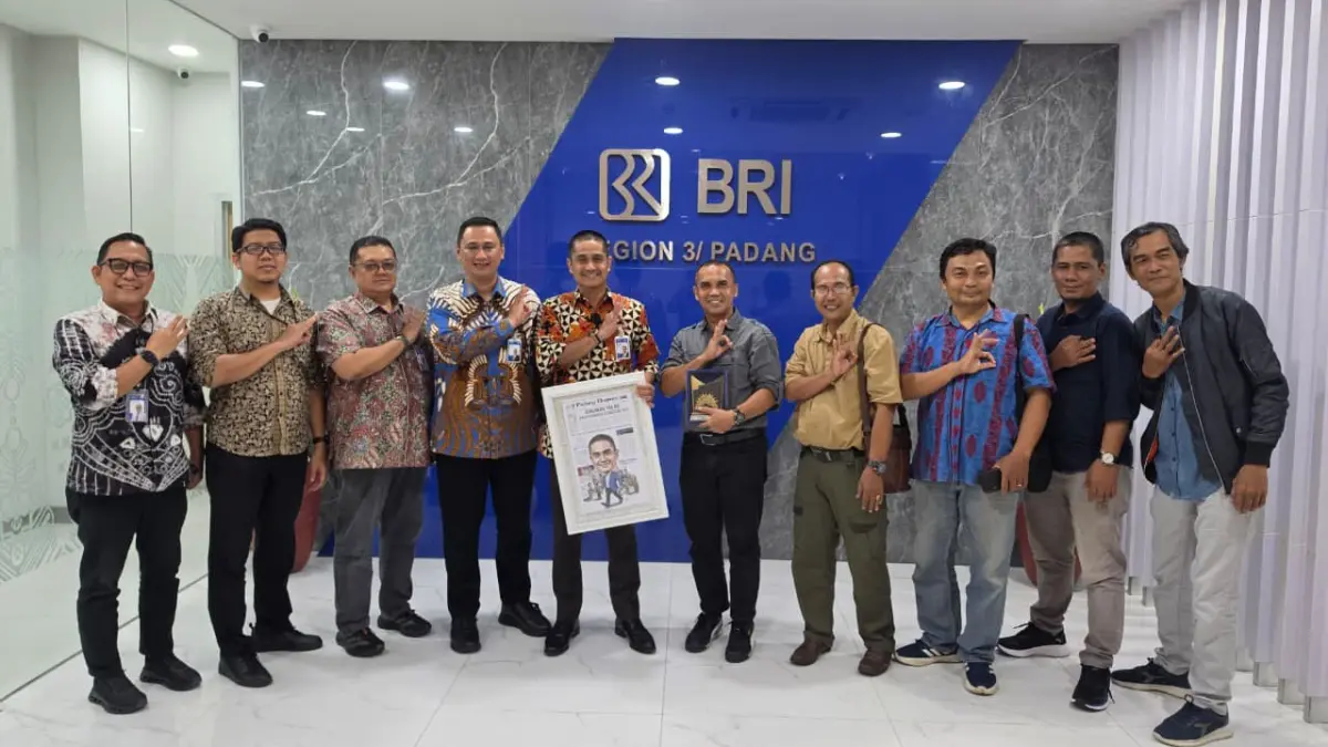 Jajaran pimpinan BRI Region 3 Padang dan Harian Padang Ekspres foto bersama seusai diskusi ringan dan bertukar cendramata di Kantor BRI, Selasa (12/5). (DOK PADEK)