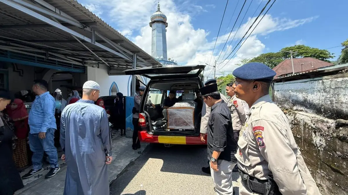 Jenazah almarhum Ustadz Munandar Maska saat hendak diturunkan dari ambulance untuk disalatkan di Masjid Raya Ganting Padang. (AGOES/KONI SUMBAR)