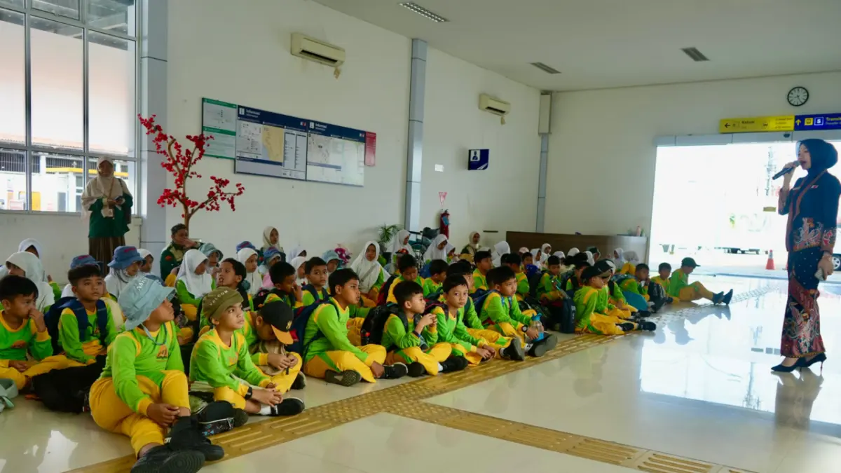 KAI Divre II Sumbar edukasi 88 siswa SD Plus Lillah di Stasiun Padang tentang keselamatan rel dan budaya tertib naik kereta api, Rabu (13/5/2026).