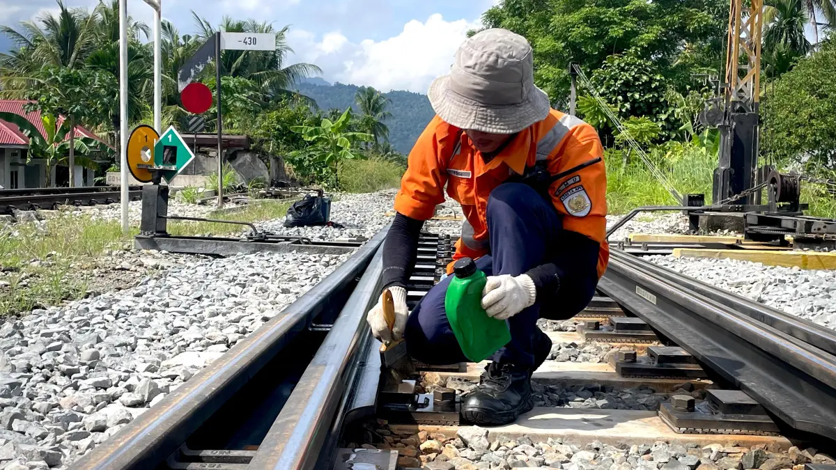 KAI Divre II Sumbar tingkatkan pemeriksaan jalur dan sarana kereta api untuk antisipasi cuaca ekstrem demi menjaga keselamatan perjalanan dan operasional tetap andal.