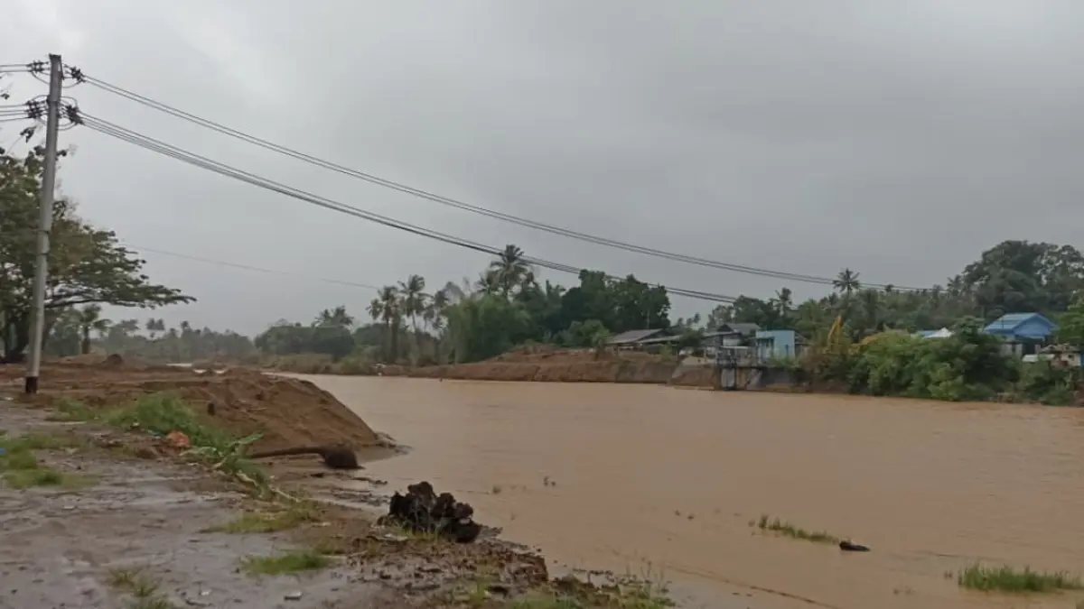 Kondisi arus sungai Batang Kuranji di Kelurahan Surau Gadang, Nanggalo, Padang, Rabu (13/5/2026) sore.(Foto: Heri Sugiarto/Padek)