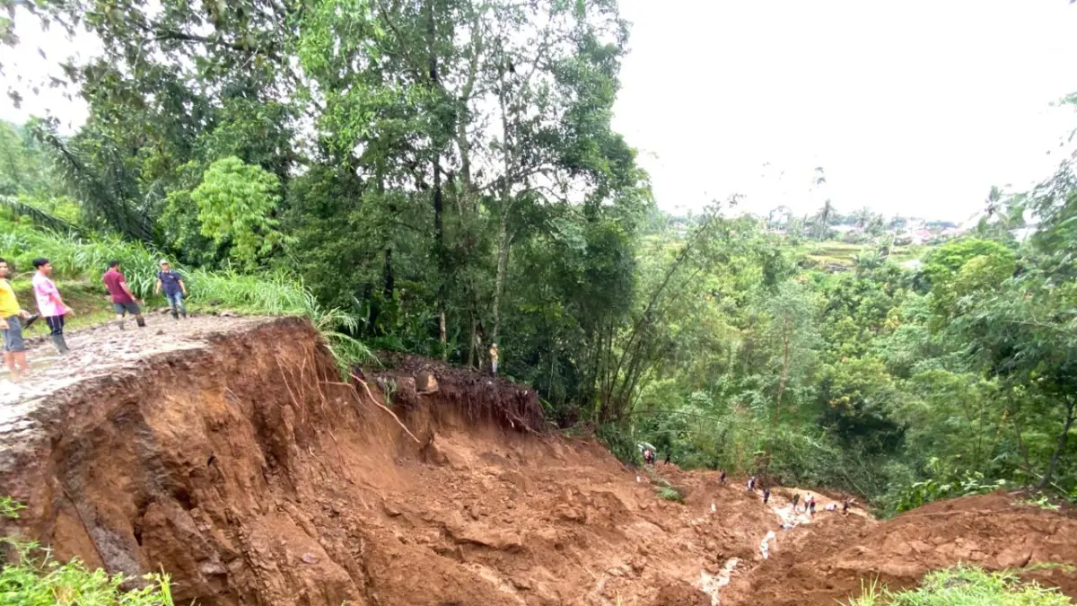Kondisi terkini ruas jalan masuk menuju Nagari Situjuah Ladang Laweh, Kecamatan Situjuah Limo Nagari, Kabupaten Limapuluh Kota yang diterjang longsor pada Selasa malam (12/5/2026) sekitar pukul 23.30 WIB. (SY RIDWAN/PADEK)