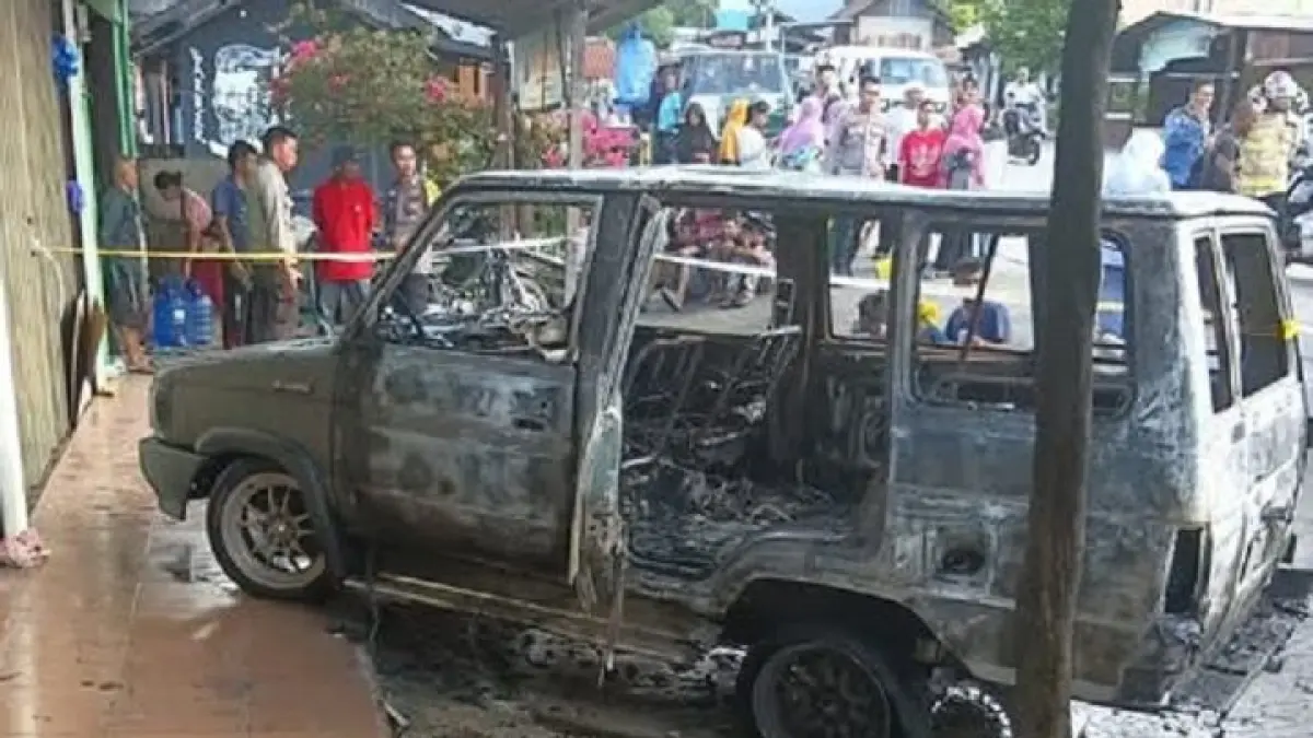 Minibus Kijang terbakar di Jalan Solok Padang, Damkar Solok kerahkan tiga unit, api padam 45 menit, kerugian puluhan juta rupiah.
