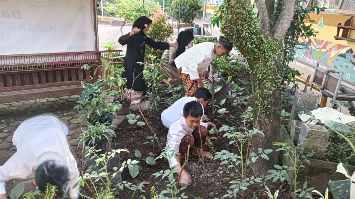 Murid SD Negeri 21 Payakumbuh sedang memanfaatkan lahan di depan sekolah beberapa waktu lalu. (TIM LAMAN GURU)