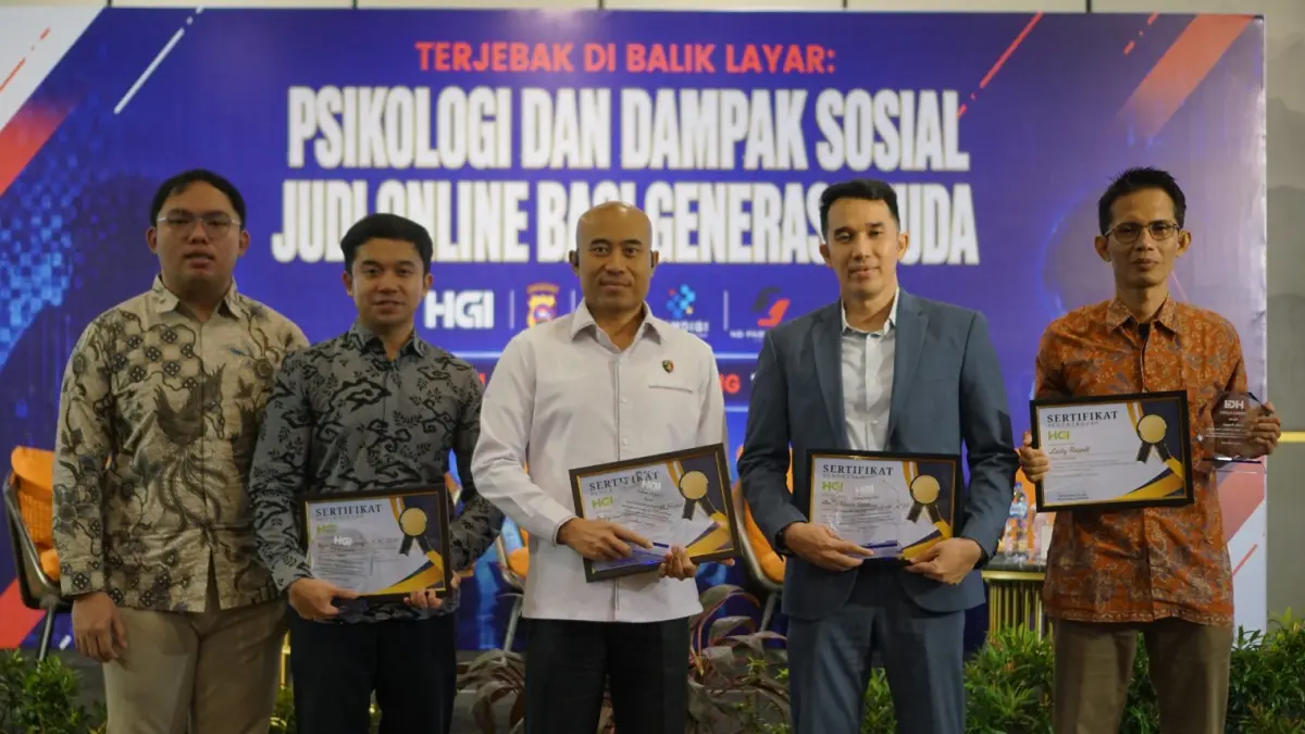 Para pemateri seminar literasi digital bertajuk “Terjebak di Balik Layar” di Ballroom Hotel Santika Padang, Senin (12/5/2026).