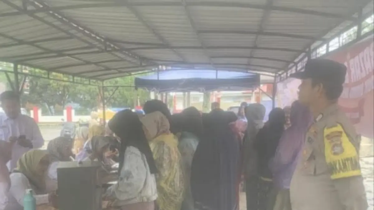 Personel Polsek Koto Baru melaksanakan pengamanan dan pengawasan kegiatan pasar murah yang digelar di Nagari Koto Baru, Kecamatan Koto Baru, Kabupaten Dharmasraya, Rabu (13/5/2026). (DOKUMENTASI POLSEK KOTO BARU)