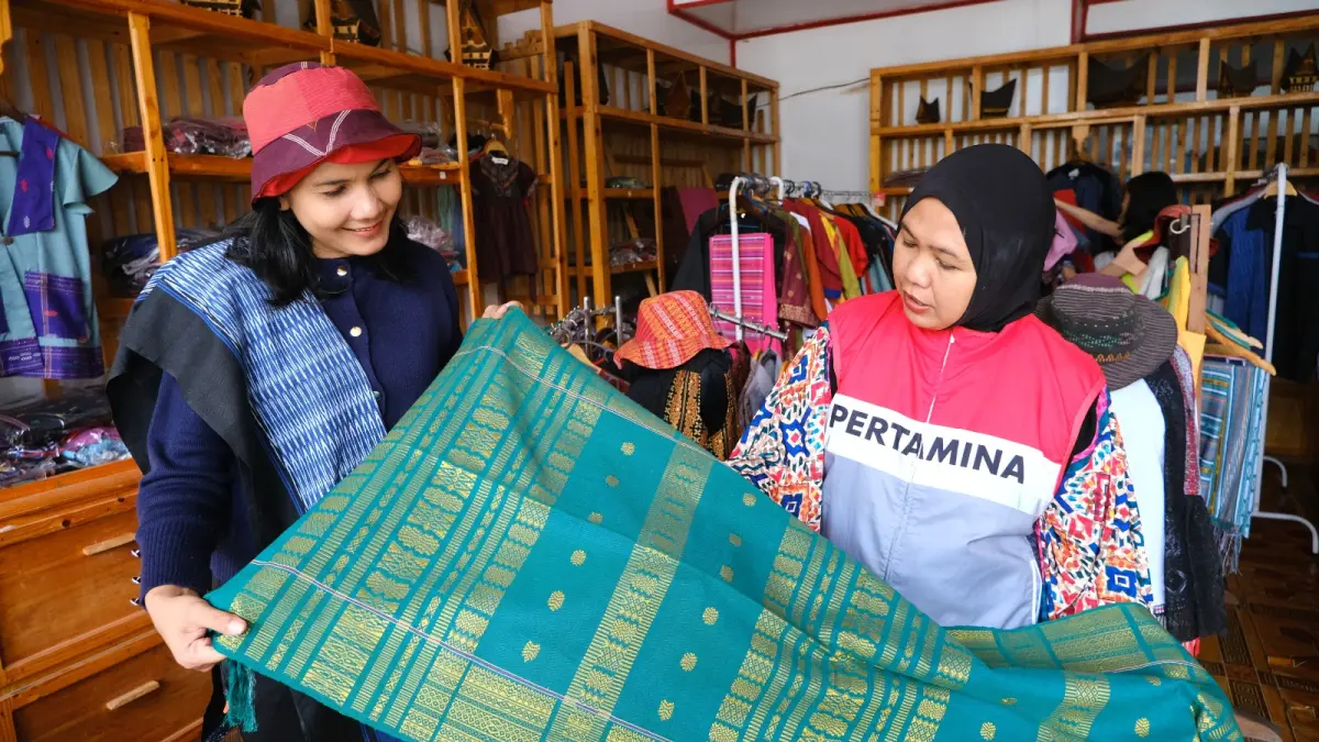 Pertamina memberdayakan 70 penenun ulos di Samosir melalui Sakkamadeha untuk memperkuat UMKM budaya dan ekonomi kreatif lokal.