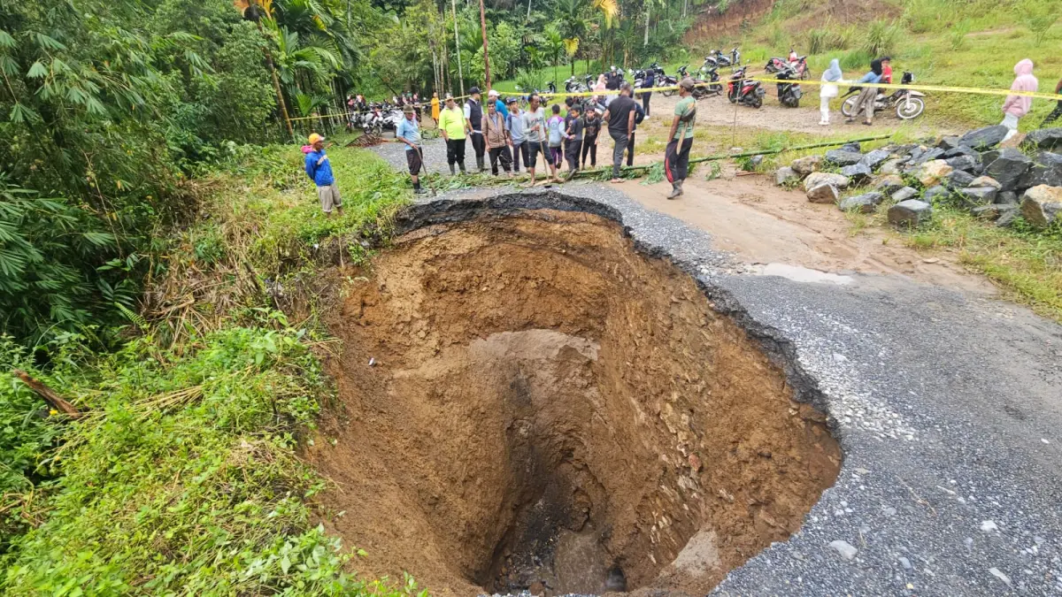 Sinkhole yg terbentuk usai longsor menerjang kawasan Nagari Situjuah Ladang Laweh, Kabupaten Limapuluh Kota, Rabu (13/5/2026). (FOTO M. Fajar Rillah Vesky)