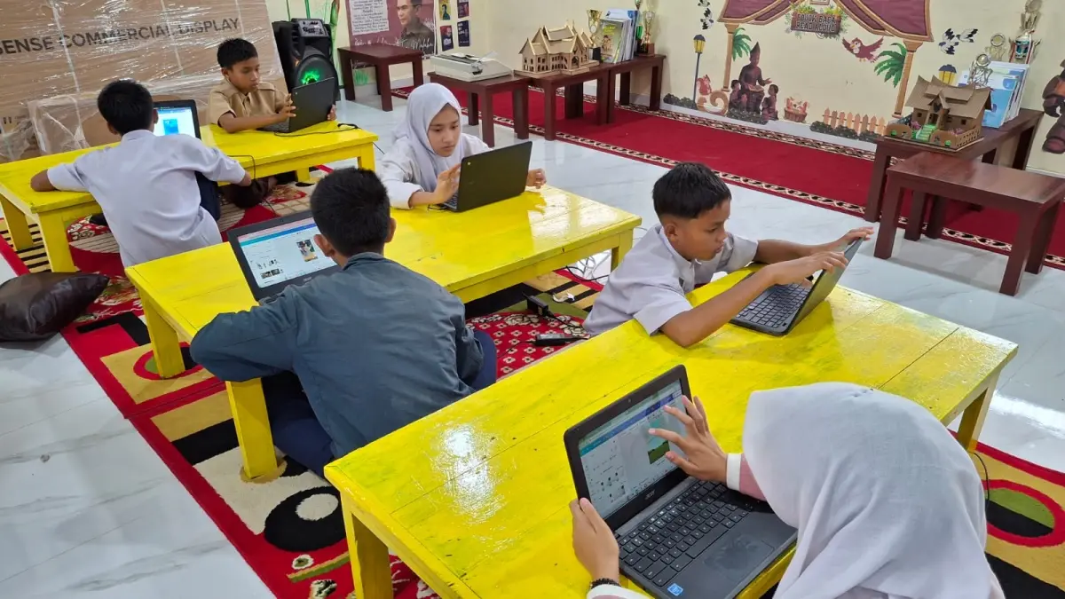 Siswa SMPN 1 Suliki mengikuti Lomba desain poster yang diselenggarakan Perpustakaan Tan Malaka SMP SAKI dalam rangka memperingati Hari Pendidikan Nasional beberapa waktu lalu. (TIM LAMAN GURU)