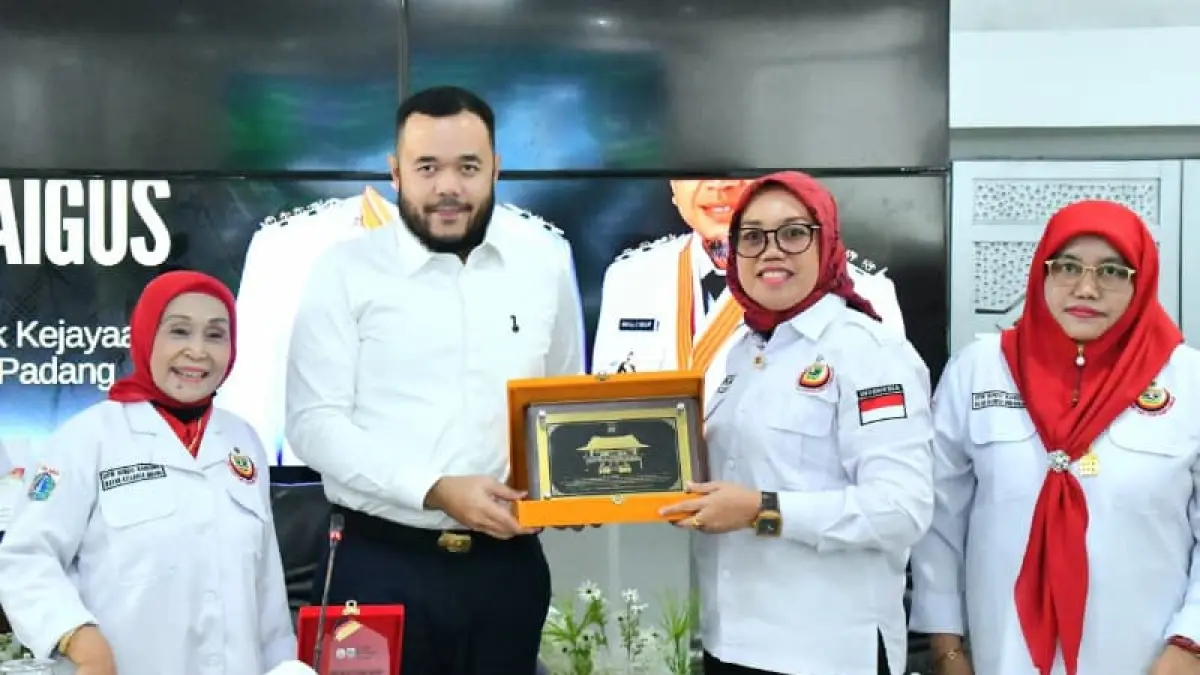 Wali Kota Padang Fadly Amran menerima kunjungan dan bantuan kemanusiaan dari Bundo Kanduang DPW IKM DKI Jakarta untuk korban bencana hidrometeorologi.(Foto: Prokopim)