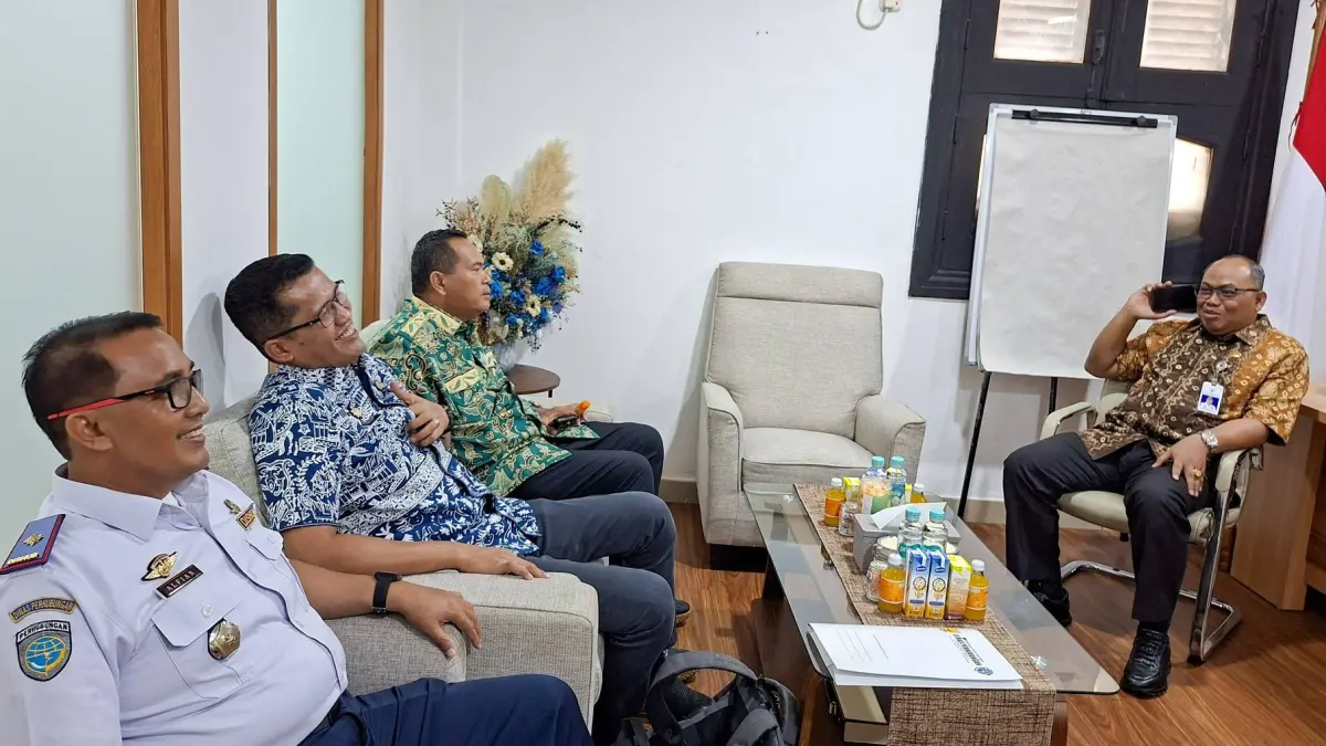 Wali Kota Pariaman Yota Balad didampingi Kepala Dinas Perhubungan Alfian dan Kepala BPKPD Rudy Repenaldi Rilis diterima langsung oleh Staf Ahli Menteri Perhubungan RI, Robby Kurniawan.