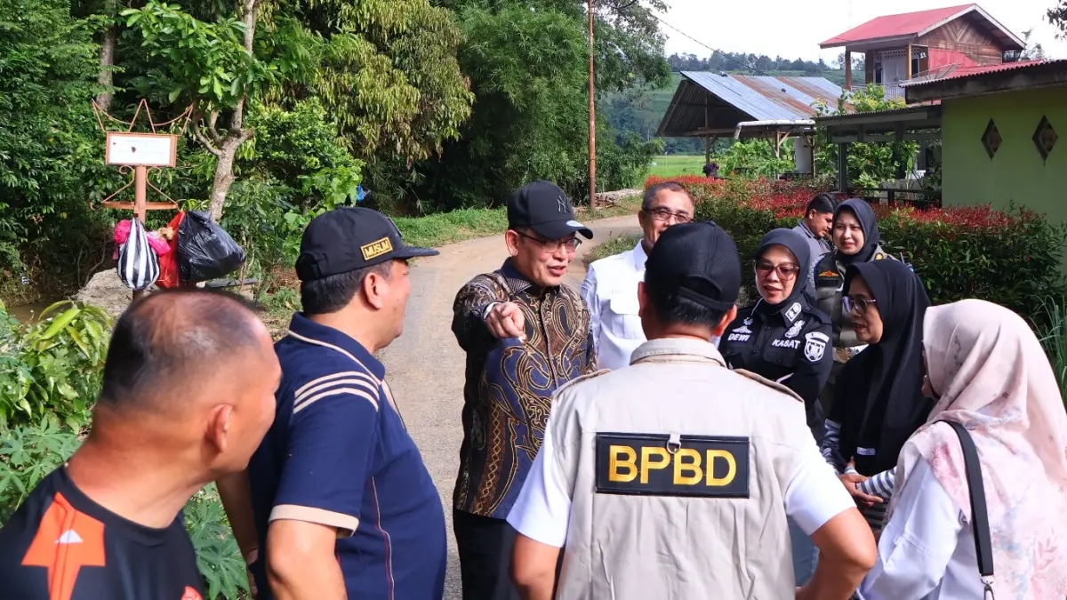 Wali Kota Payakumbuh Zulmaeta meninjau dua lokasi banjir dan longsor serta meminta OPD mempercepat penanganan pascabencana, Rabu (13/5/2026).